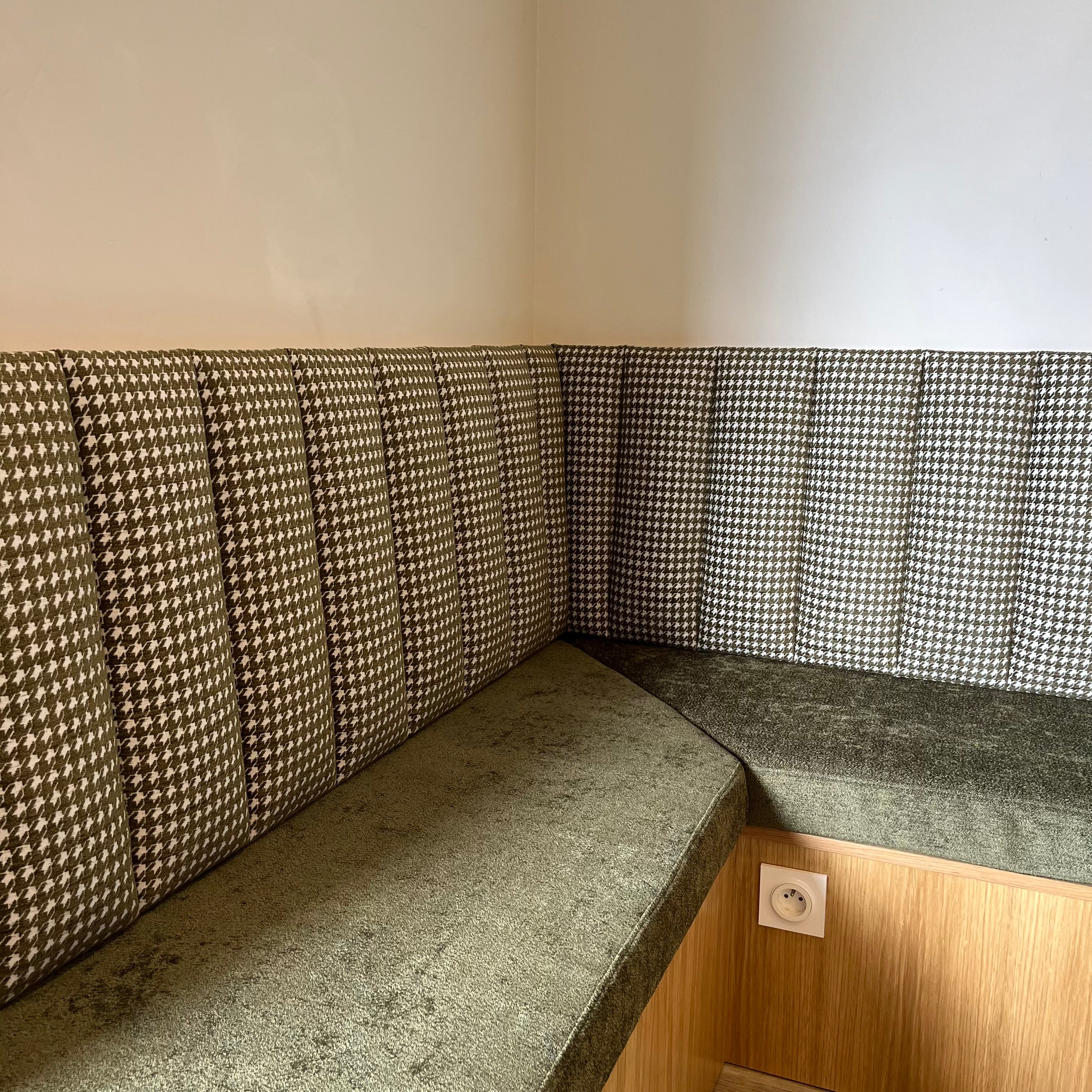 Banquette d’angle sur mesure – Conception, tapisserie et collaboration artisanale