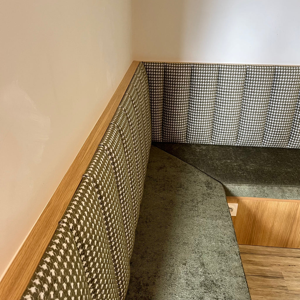 Banquette d’angle sur mesure – Conception, tapisserie et collaboration artisanale