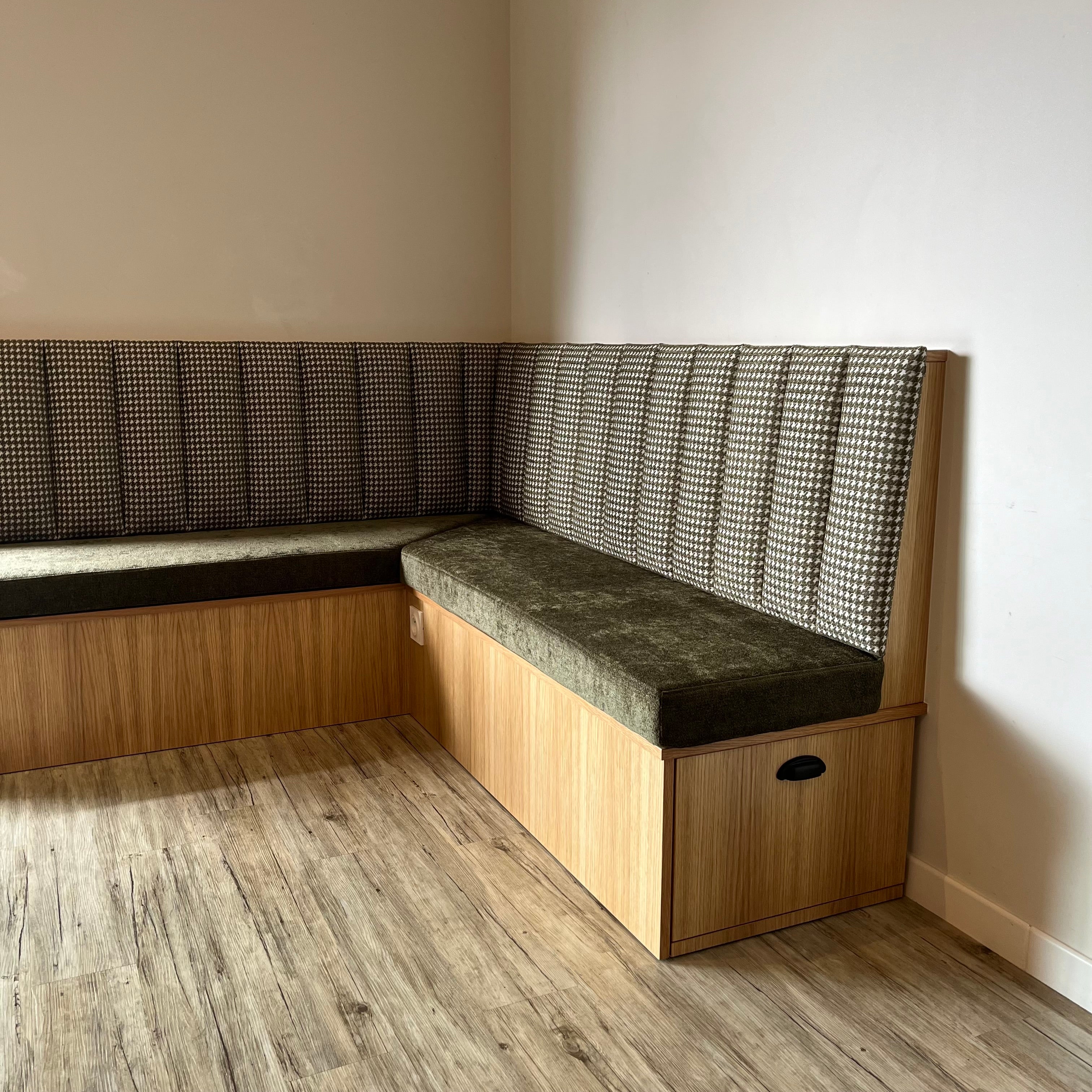 Banquette d’angle sur mesure – Conception, tapisserie et collaboration artisanale