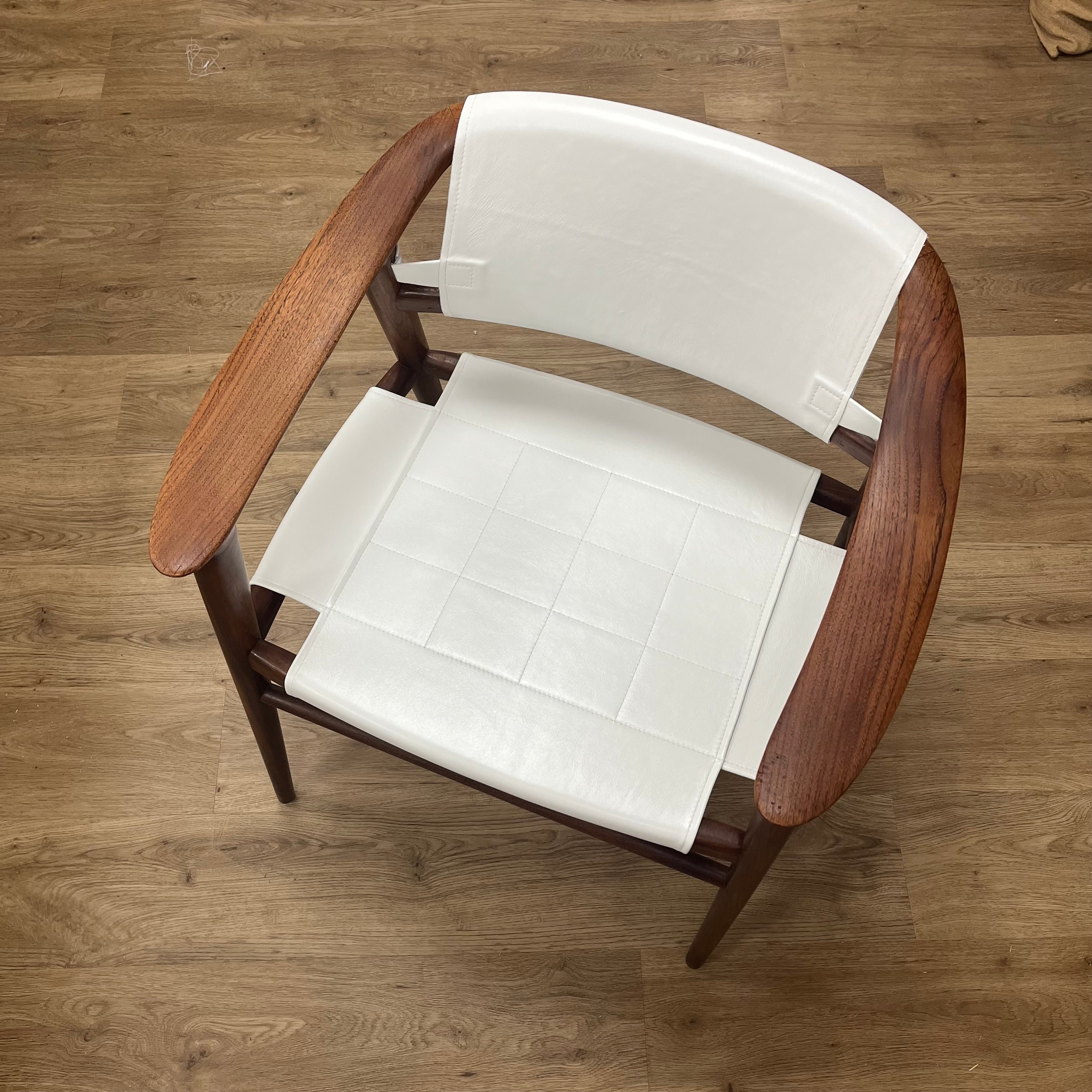 Rénovation complète d’une chaise design – Travail de tapisserie sur mesure