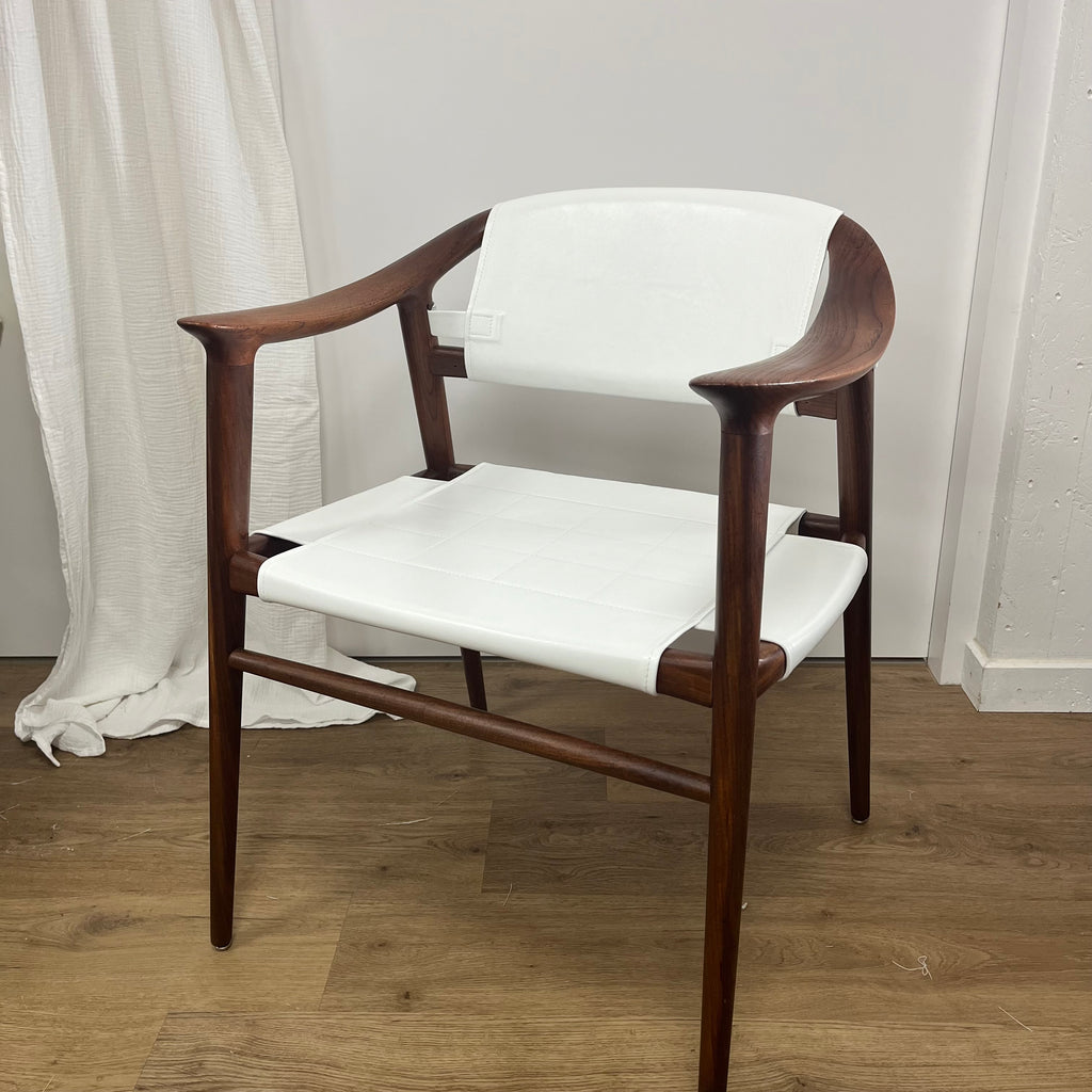 Rénovation complète d’une chaise design – Travail de tapisserie sur mesure