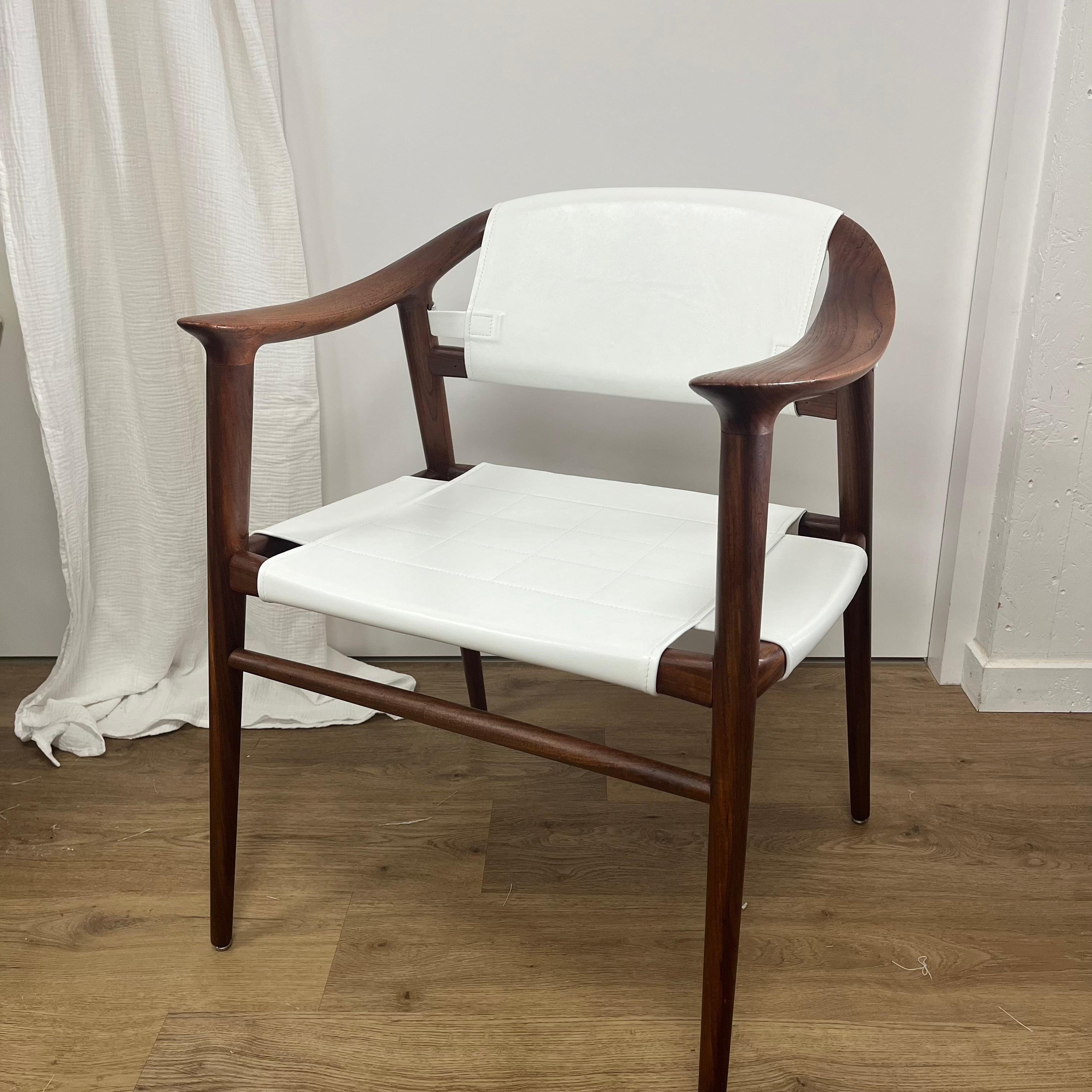 Rénovation complète d’une chaise design – Travail de tapisserie sur mesure