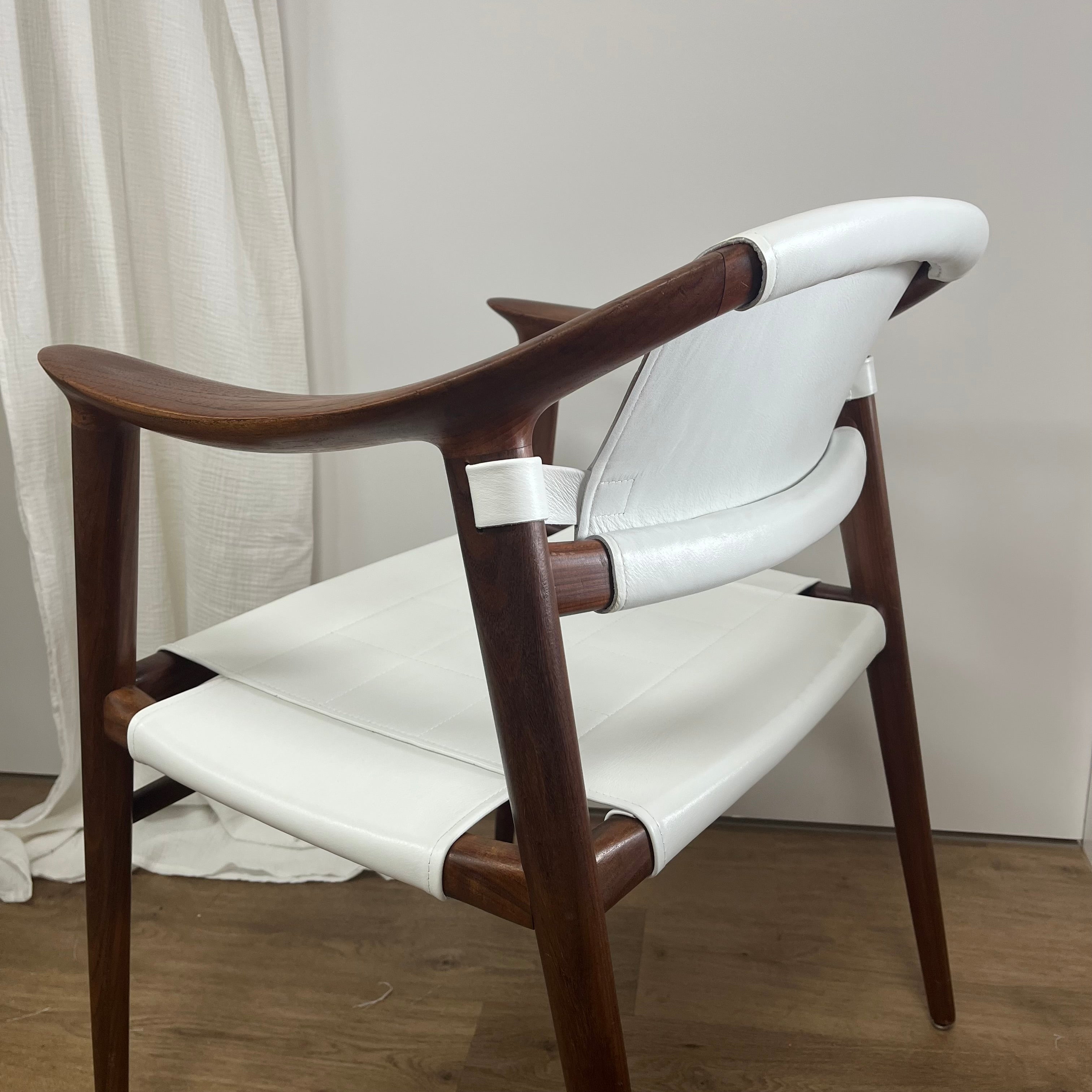 Rénovation complète d’une chaise design – Travail de tapisserie sur mesure