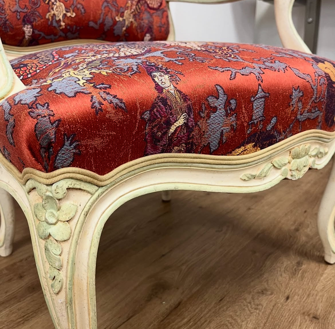 Réfection du tissu d’un fauteuil Louis XV