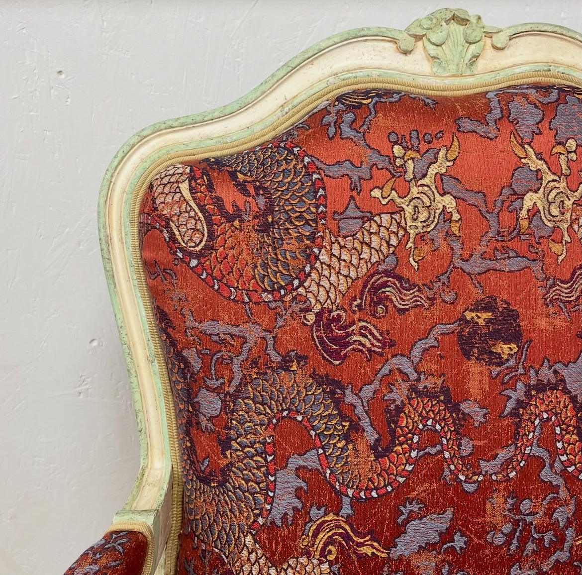 Réfection du tissu d’un fauteuil Louis XV
