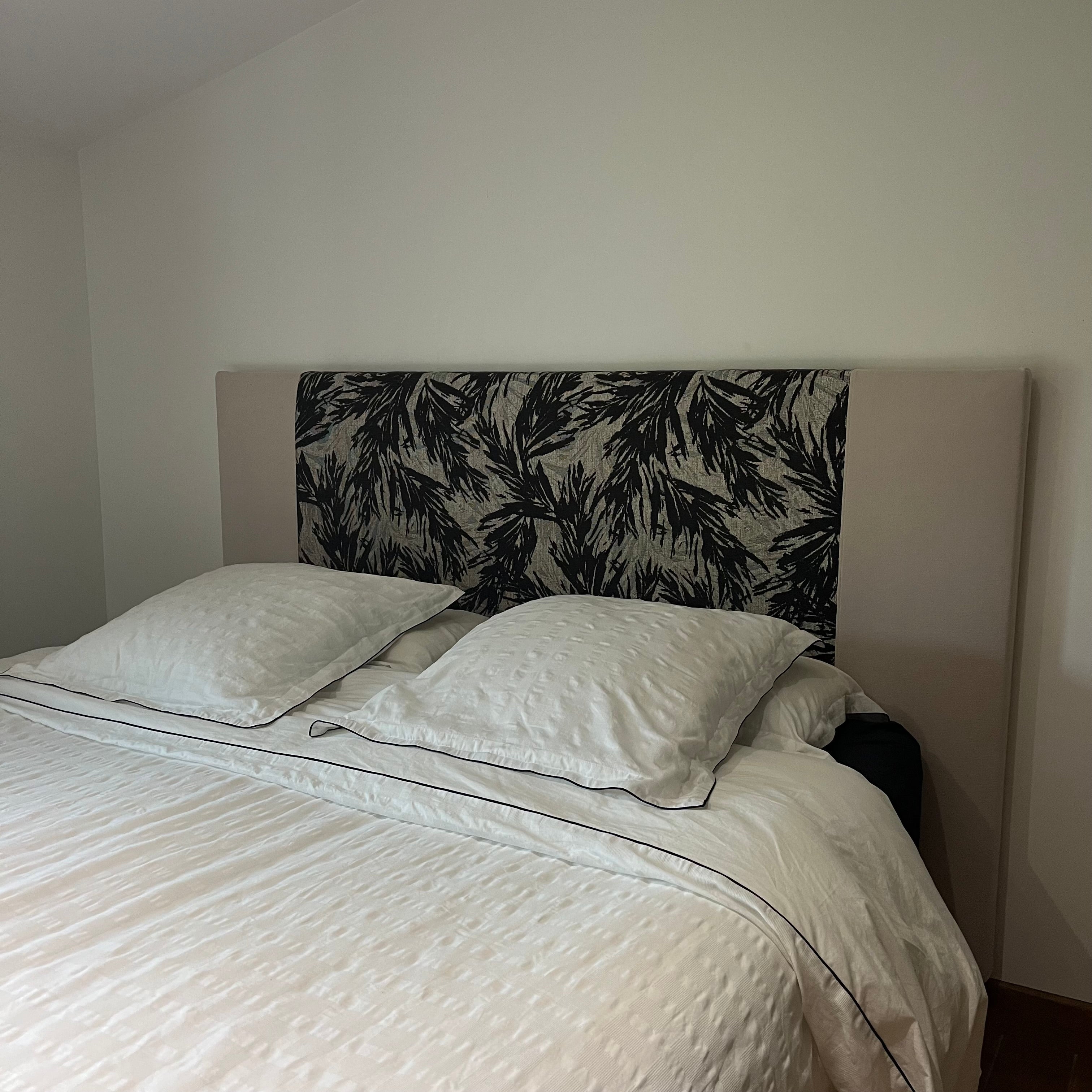 Tête de lit et fauteuil assorti – Confection sur mesure en tissu motif palmier