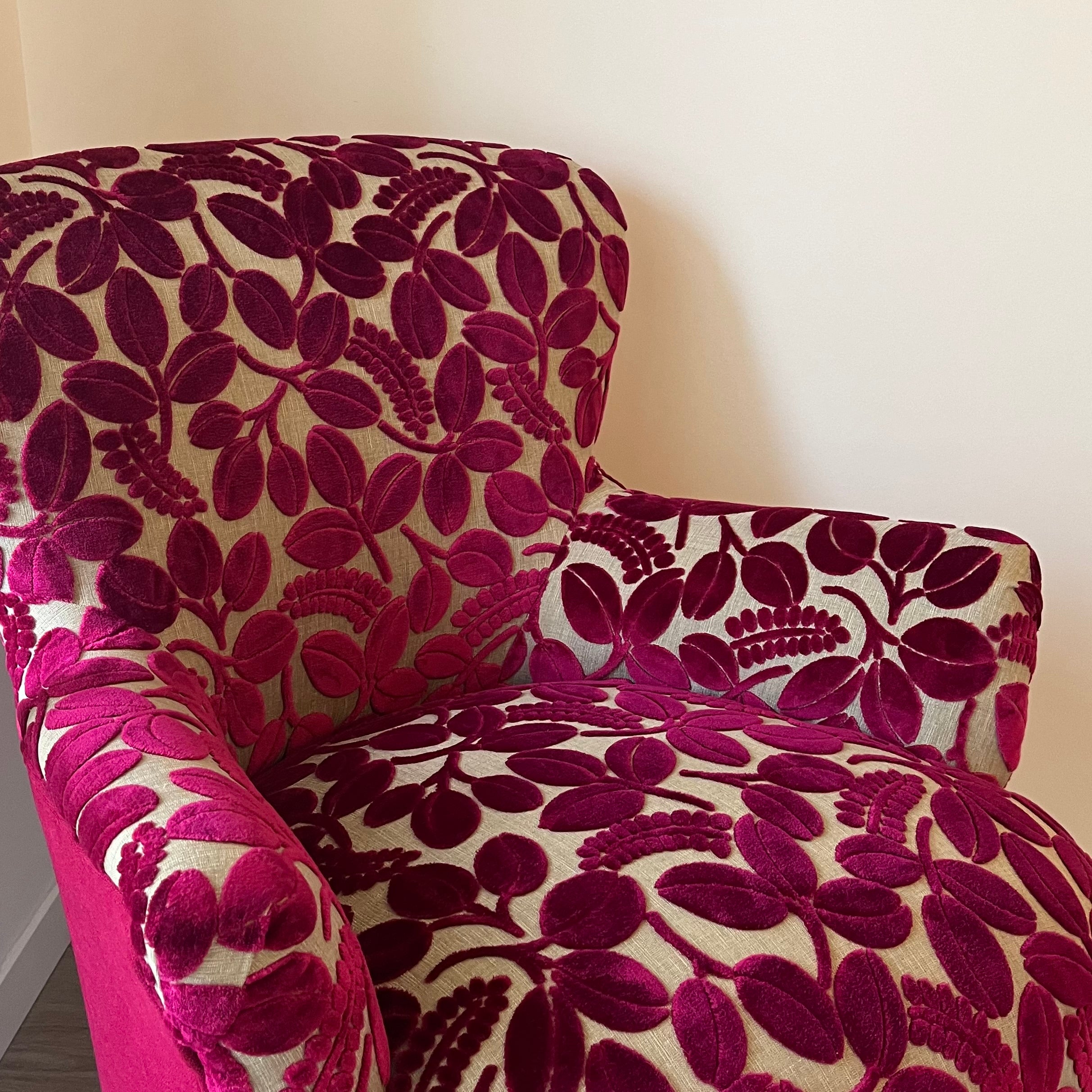 Réfection de fauteuil – Pose d’un tissu velours à motifs