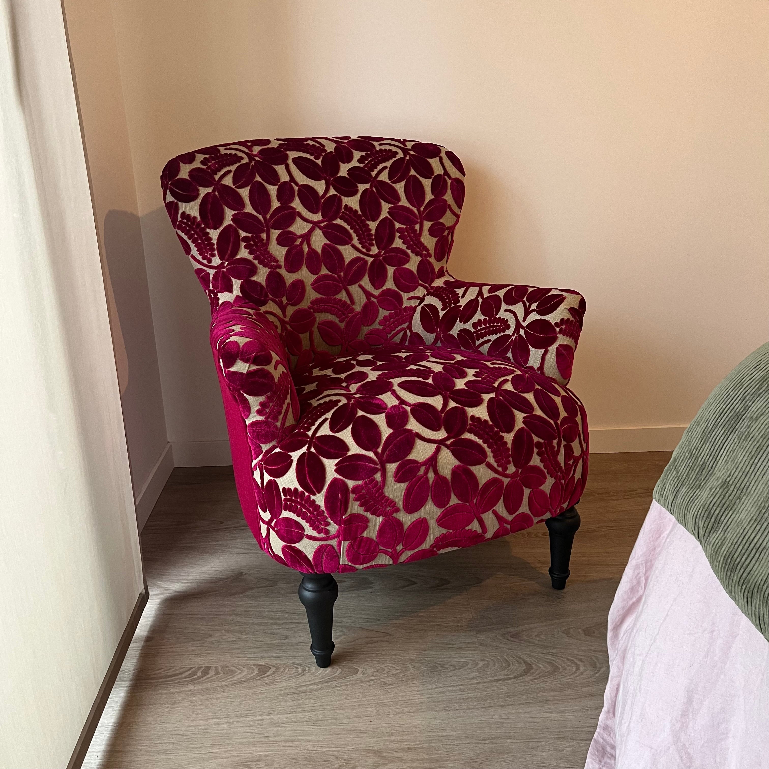 Réfection de fauteuil – Pose d’un tissu velours à motifs