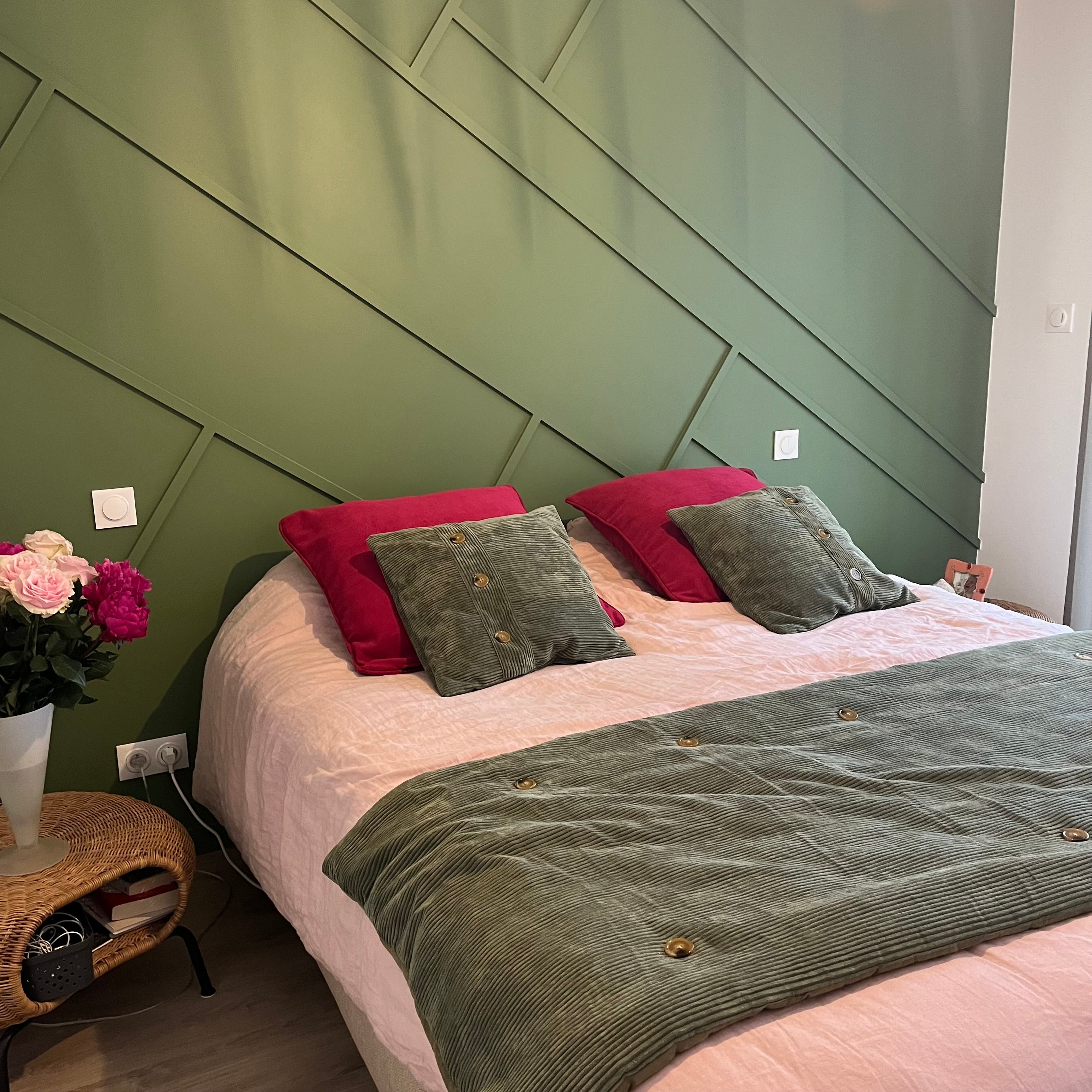 Réfection de fauteuil – Pose d’un tissu velours à motifs