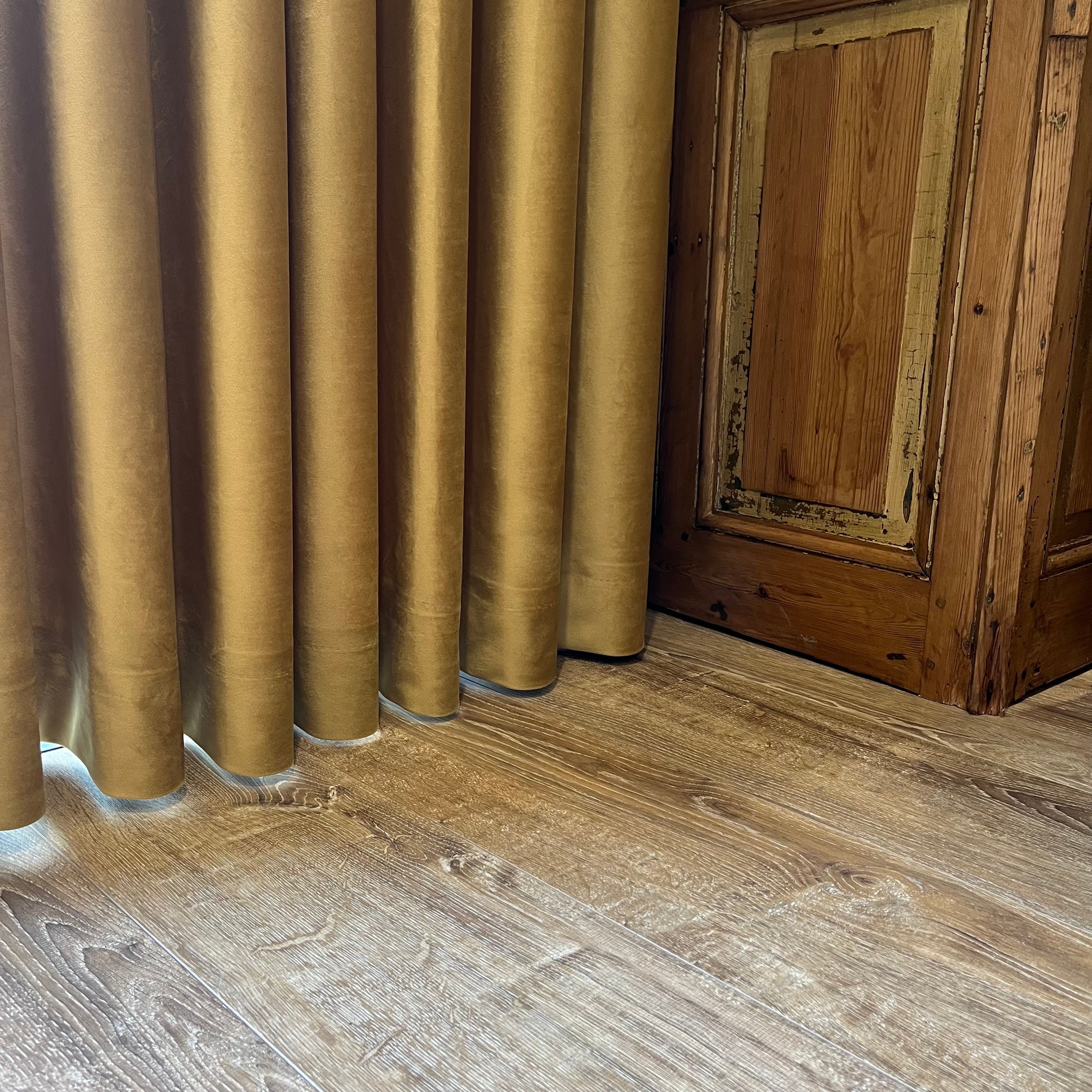 Réalisation de rideaux moutarde sur mesure