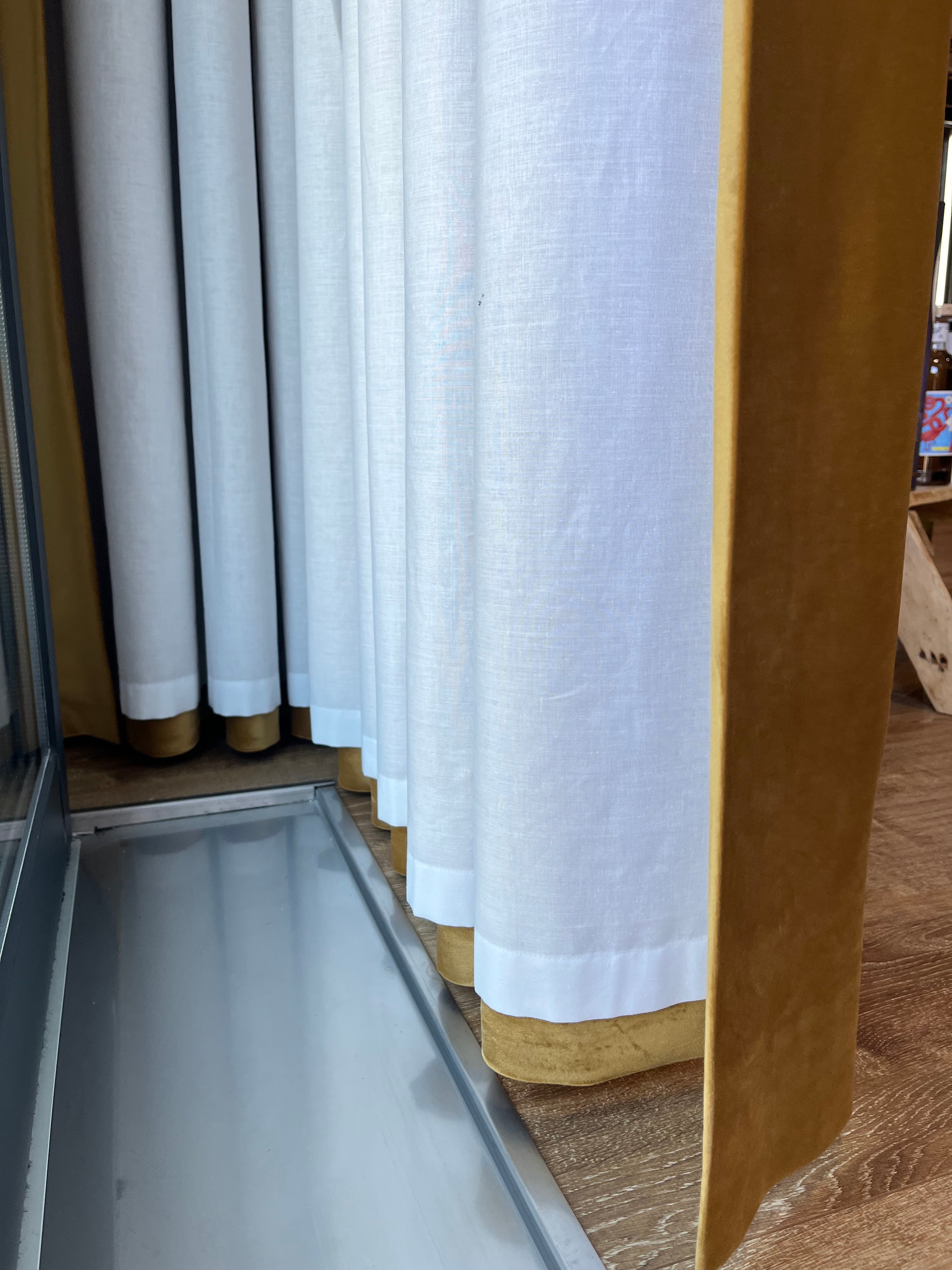 Réalisation de rideaux moutarde sur mesure