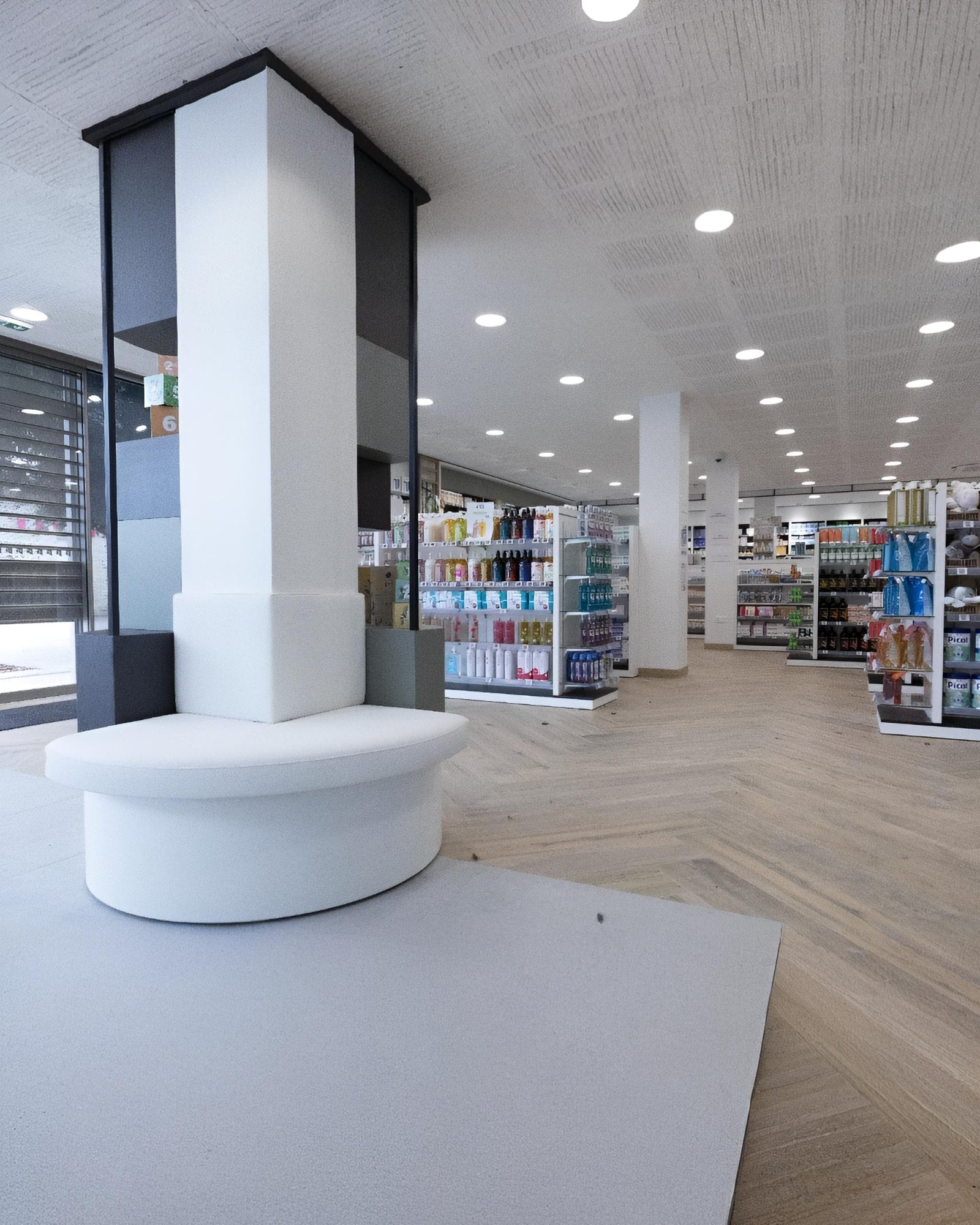 Création d’une banquette circulaire avec dossier sur-mesure pour une pharmacie – Projet réalisé avec Cap Agencement