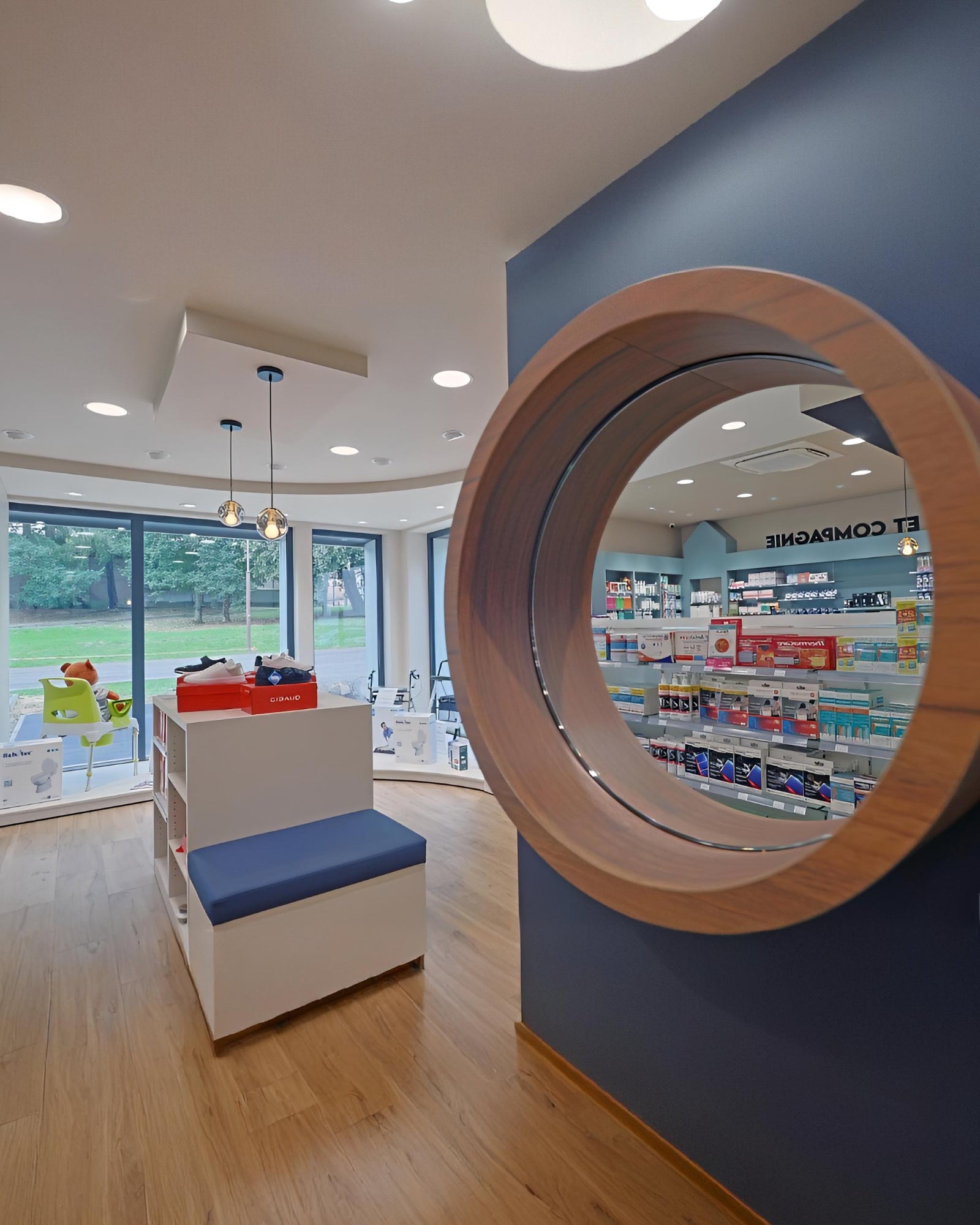 Création de deux banquettes sur-mesure pour une pharmacie - Projet réalisé avec CAP Agencement 