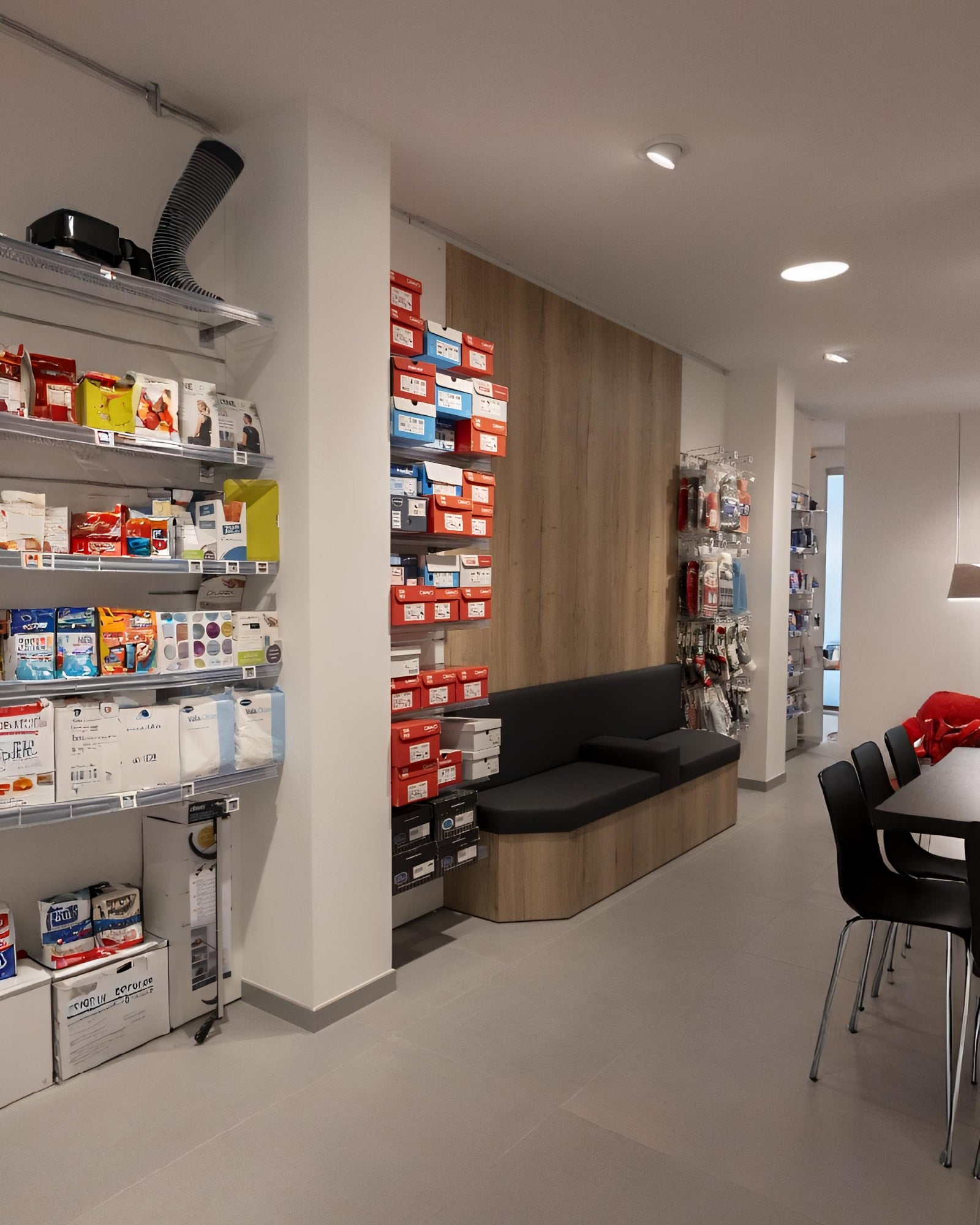 Création d’une banquette avec dossier et accoudoir sur-mesure pour une pharmacie – Projet réalisé avec Cap Agencement