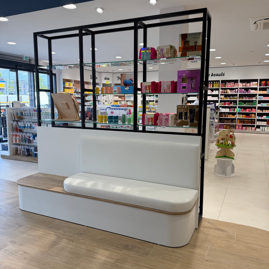 Création d’une banquette avec dossier sur-mesure pour une pharmacie – Projet réalisé avec Cap Agencement
