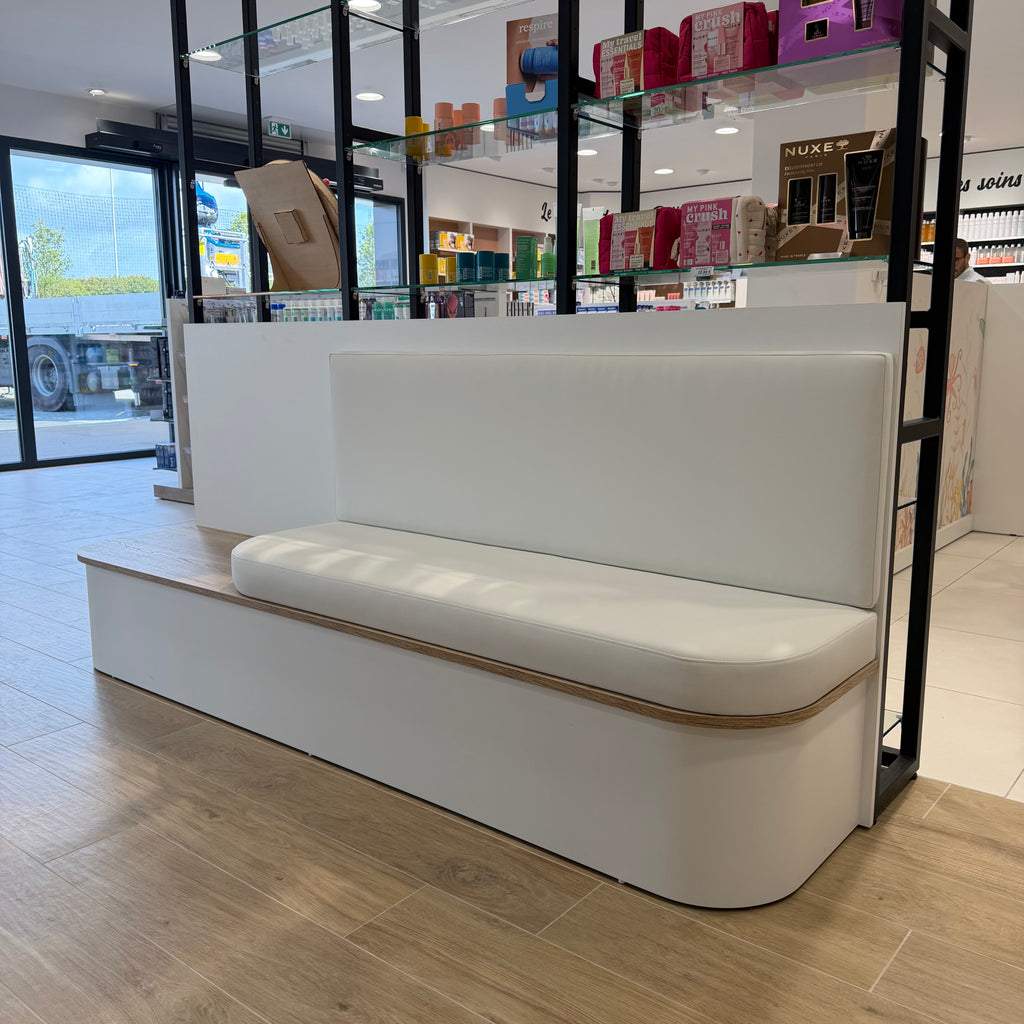 Création d’une banquette avec dossier sur-mesure pour une pharmacie – Projet réalisé avec Cap Agencement