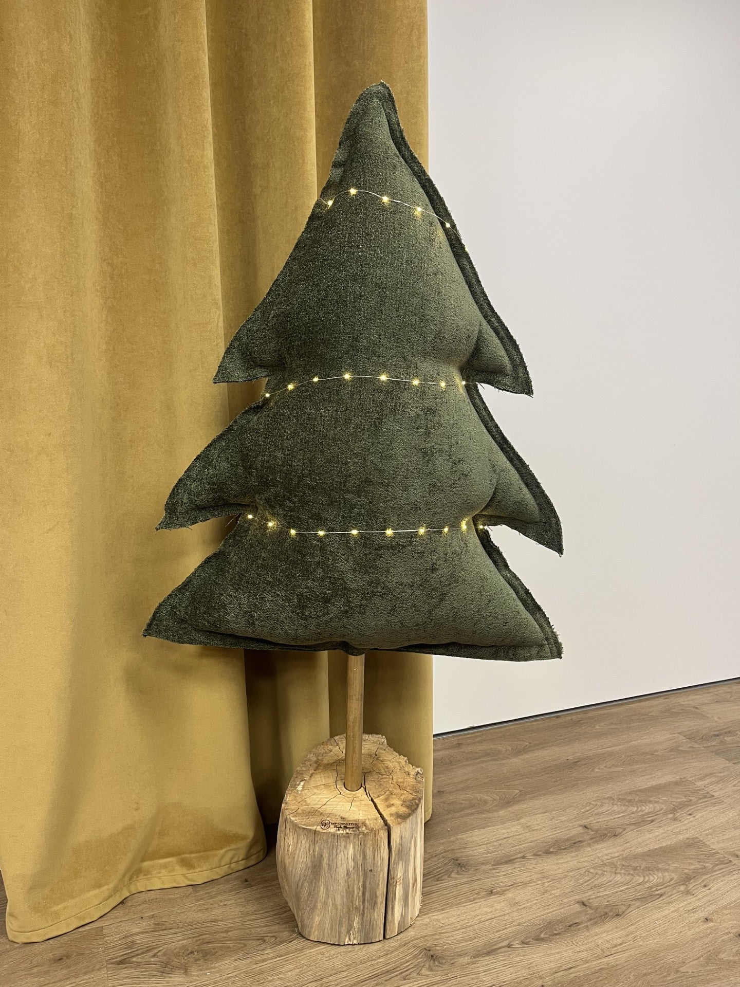 Grand sapin lumineux vert