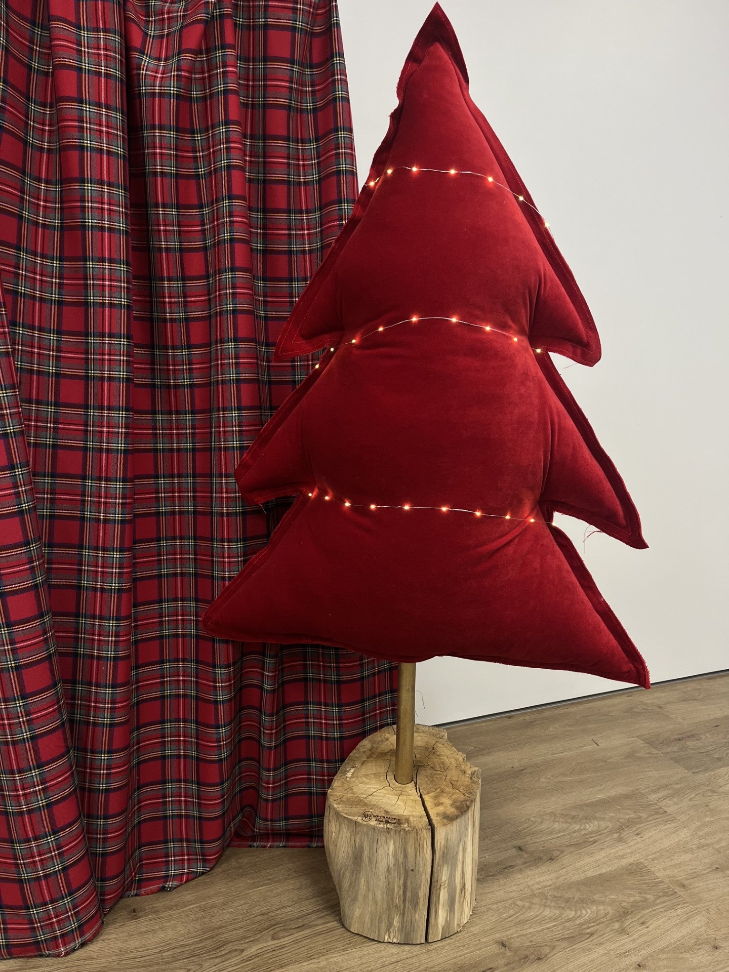 Grand sapin lumineux rouge