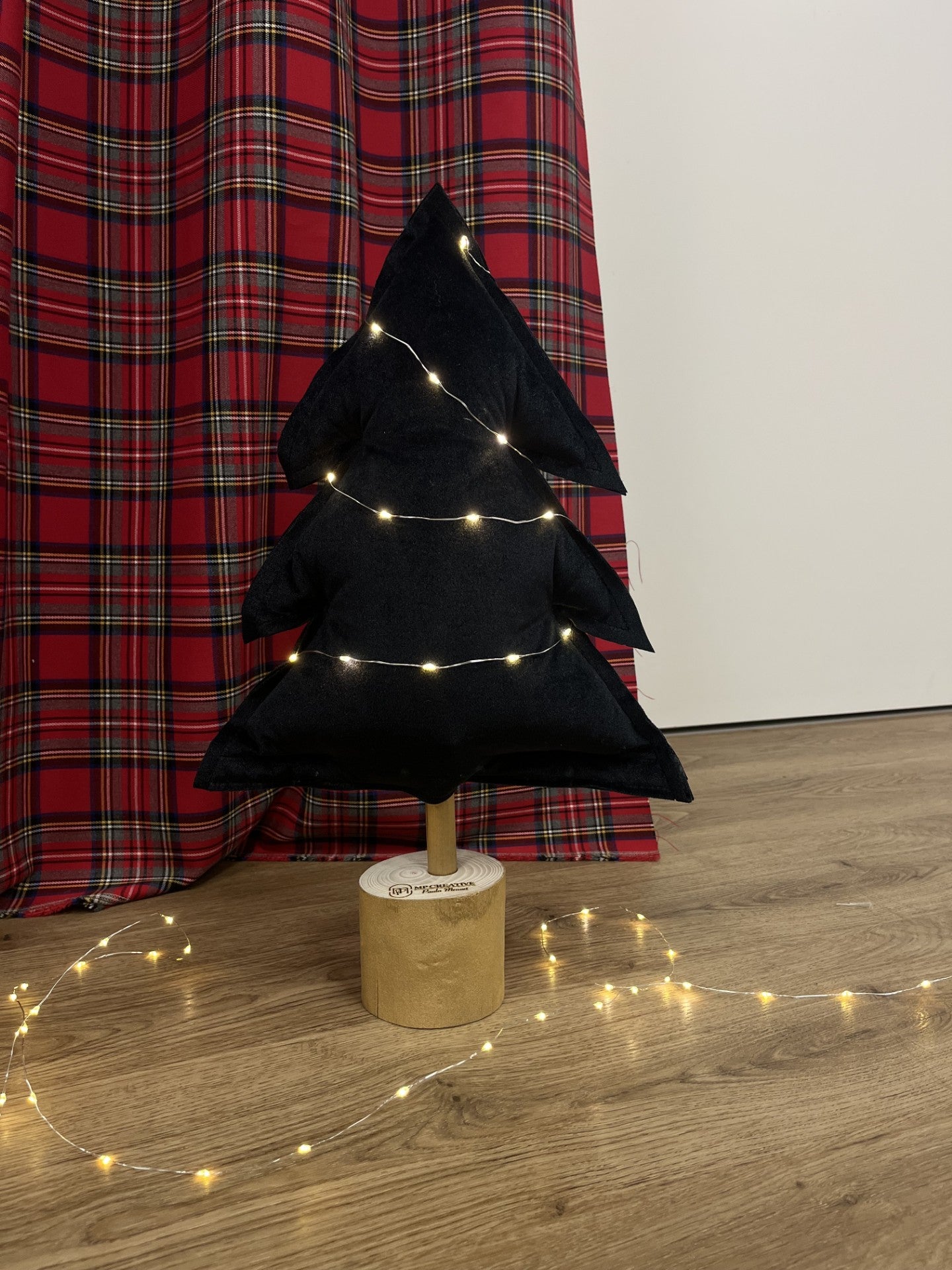 Petit sapin lumineux noir